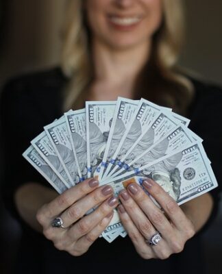 Ile zarabia się w Biedronce?